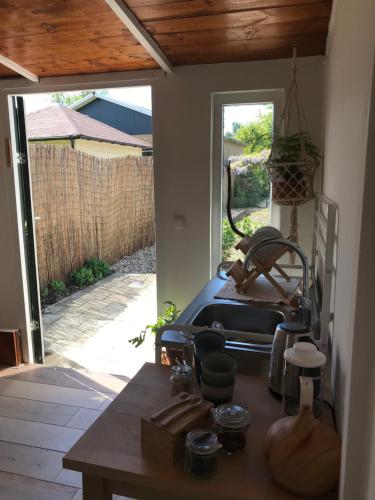 Φωτογραφία από το άλμπουμ του Cozy tiny house close to Schiphol Ams Airport σε Rijsenhout
