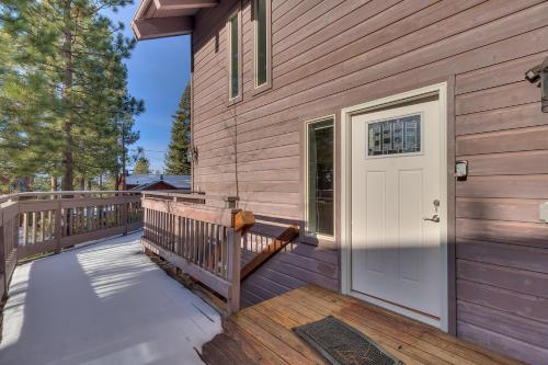 Un balcón o terraza de Sunny Daze at Dollar Point by Tahoe Getaways - Tahoe Classic w Open Floor Plan, Wood Fireplace, Close to Lake!