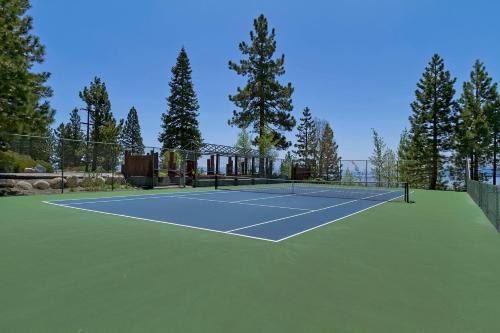 Instalaciones para jugar a tenis o squash en Sunny Daze at Dollar Point by Tahoe Getaways - Tahoe Classic w Open Floor Plan, Wood Fireplace, Close to Lake! o alrededores