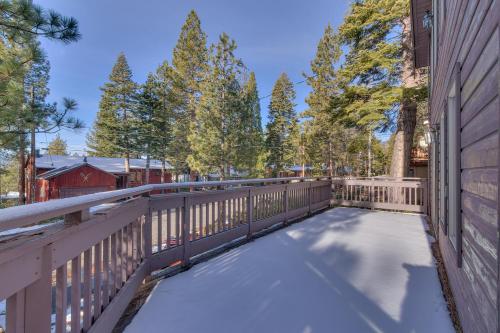 Un balcón o terraza de Sunny Daze at Dollar Point by Tahoe Getaways - Tahoe Classic w Open Floor Plan, Wood Fireplace, Close to Lake!