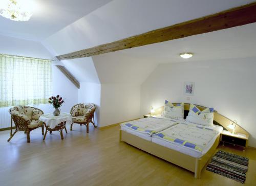 a bedroom with a bed and a table and chairs at Ferienwohnungen Strohmayerhof in Rastenfeld