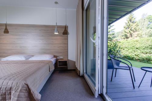 Un pat sau paturi într-o cameră la Matusz Apartamenty