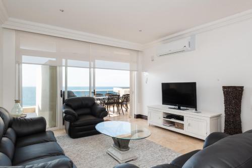 TV a/nebo společenská místnost v ubytování Ballito Manor View 602 - With Generator