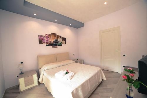 a small bedroom with a bed and a table at Tramonti di Sole in Tramonti