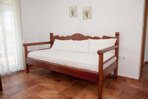 a bed with a wooden frame in a room at Villa Arogi in Aroyí