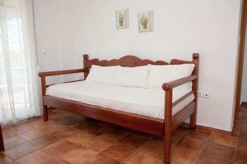 ein Bett mit einem Holzrahmen in einem Zimmer in der Unterkunft Villa Arogi in Aroyí