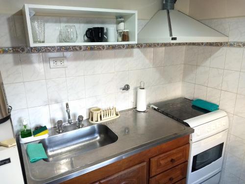 un bancone della cucina con lavandino e piano cottura di G&G DPTOS a Santa Rosa
