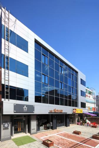 an office building with a lot of windows at Dream House in Seoul