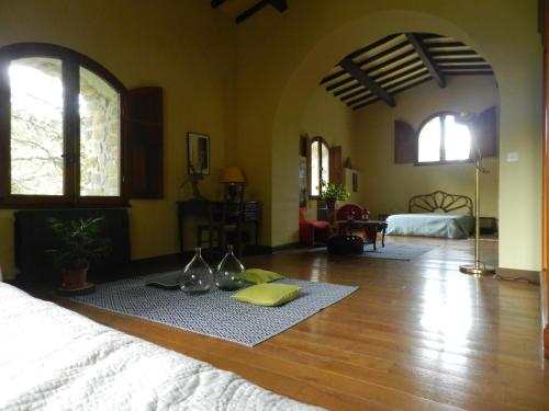 a bedroom with a bed and a wooden floor at Chambre Cévennes: Piscine, lamas, rivière in Cros