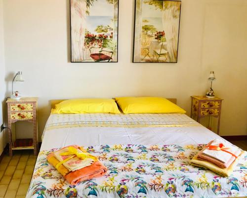 a bed with two towels on it in a bedroom at Villa Ro in Porto Columbu - Perdʼe Sali