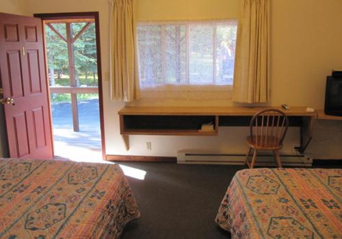Postel nebo postele na pokoji v ubytování White Moose Lodge