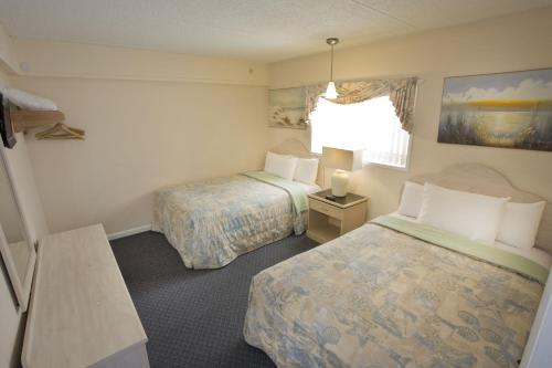 Aloha Oceanfront Motel tesisinde bir odada yatak veya yataklar