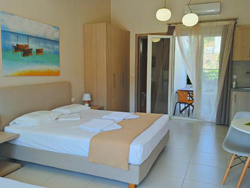 Il comprend une chambre avec un grand lit et une cuisine. dans l'établissement Minimalistic Apartment Near the Sea, à Gouves