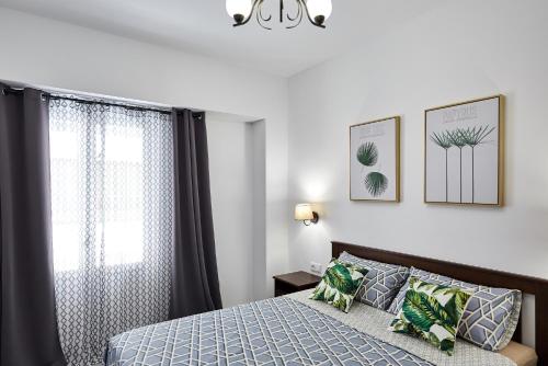 sypialnia z łóżkiem i oknem w obiekcie New Apartment Explanada w Alicante