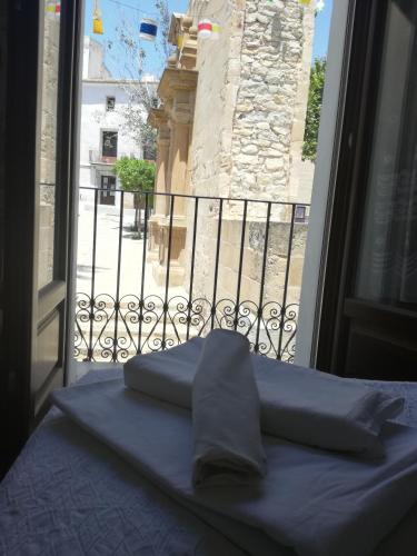ein Bett vor einem Fenster mit Aussicht in der Unterkunft Casa Barrilets Benissa in Benissa