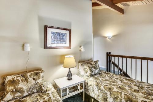 a living room with a couch and a table with a lamp at Alea Condo in Kahuku