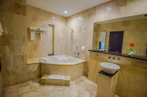 Bathroom sa The Lokha Legian Resort & Spa