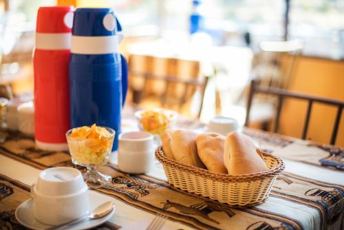 una cesta de perritos calientes en una mesa con ketchup en Le Foyer Colca, en Yanque