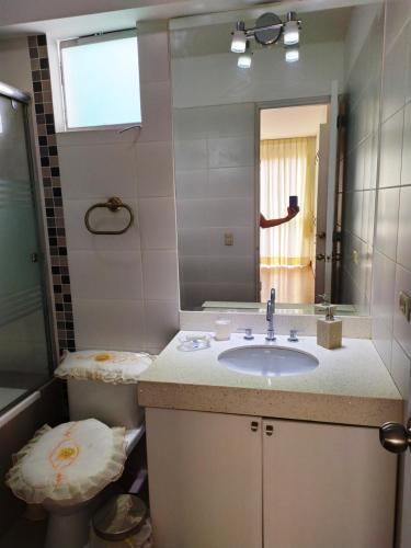 Een badkamer bij Beautiful Apartment Financial Zone-Fully Furnished