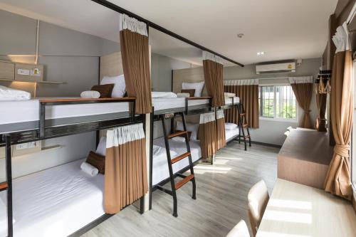 Katil dua tingkat atau katil-katil dua tingkat dalam bilik di Siam Stadium Hostel