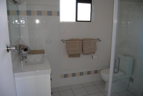 Et badeværelse på Airlie House Motor Inn