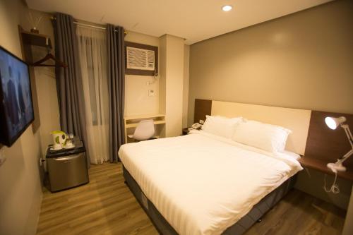 Tempat tidur dalam kamar di The Lanang Suites