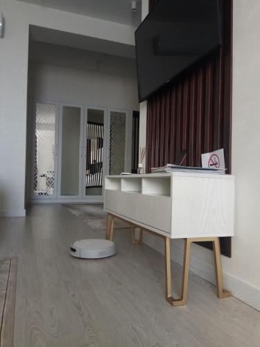 an office with a white desk in the middle of a room at Apartments on Shevchenko in Tashkent