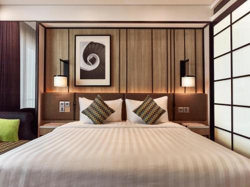 Postel nebo postele na pokoji v ubytování Novotel Karawang