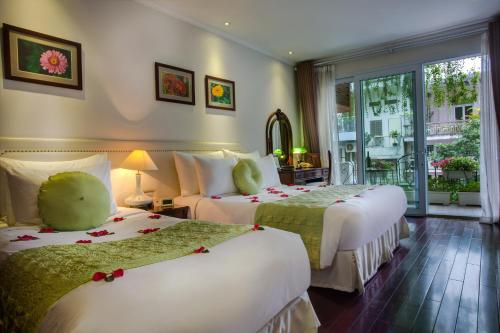 Giường trong phòng chung tại Mercury Central Hotel Hanoi