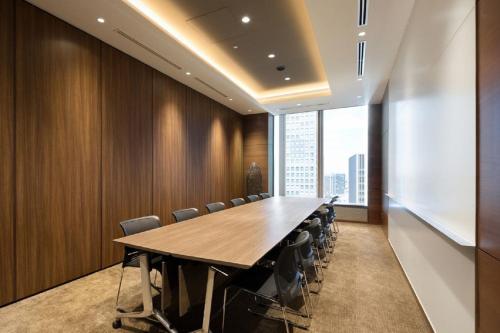 a conference room with a long table and chairs at Ascott Marunouchi Tokyo in Tokyo