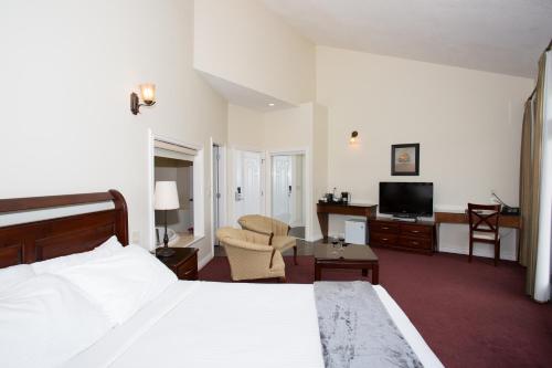 a hotel room with a bed and a living room at Shiraz Villa in Osoyoos