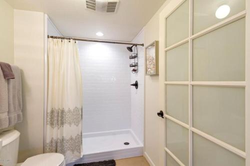 y baño con ducha y aseo. en Best Little Guesthouse in Melrose! New Listing!, en Phoenix