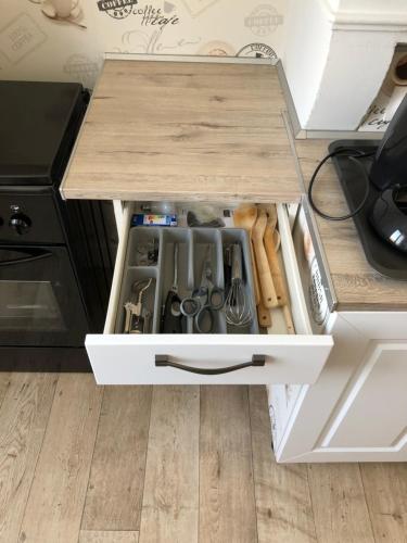 un tiroir dans une armoire remplie d'outils dans l'établissement Chez Nono et Soso, à Eurville