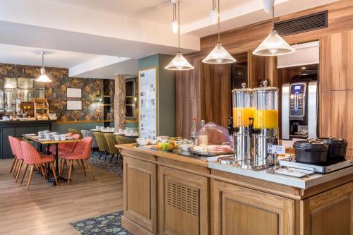une cuisine avec un bar avec un comptoir avec de la nourriture dans l'établissement Hôtel Littéraire Arthur Rimbaud, BW Signature Collection, à Paris