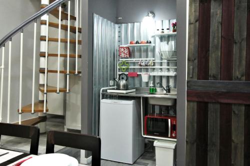uma pequena cozinha com um lavatório e um micro-ondas em La Cornice em Nápoles