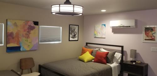 um quarto com uma cama com almofadas coloridas em Best Little Guesthouse in Melrose! New Listing! em Phoenix