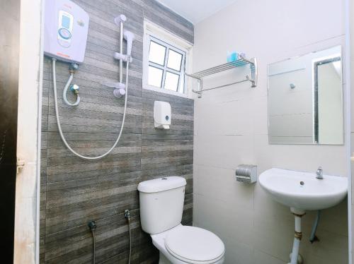 łazienka z toaletą i umywalką w obiekcie Super OYO 1152 Heaven Hill 2 w mieście Cameron Highlands