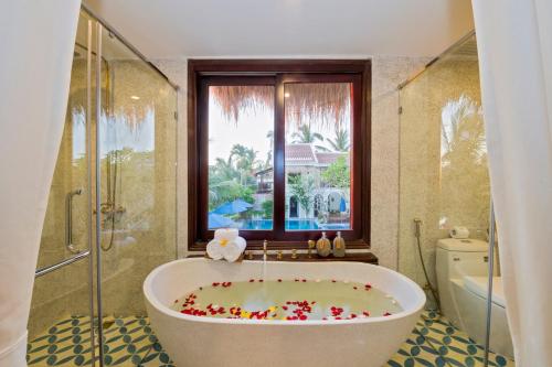 Ένα μπάνιο στο Zest Resort & Spa Hoi An