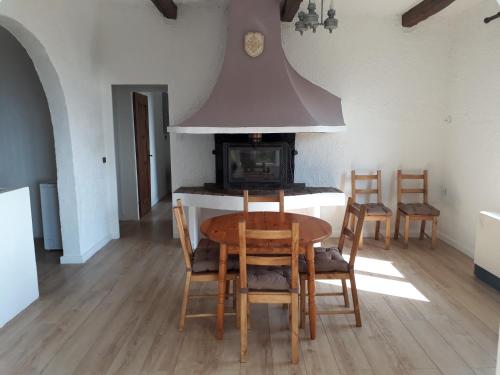 une salle à manger avec une table, des chaises et un poêle dans l'établissement Maison mitoyenne 68m², 2 pièces + véranda, jardin 100m² avec pergola, vue mer, à Nice