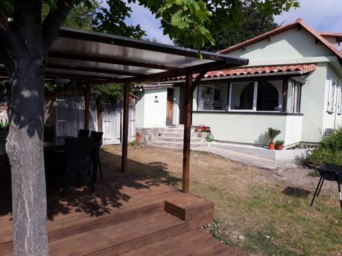 Maison mitoyenne 68m², 2 pièces + véranda, jardin 100m² avec pergola, vue mer