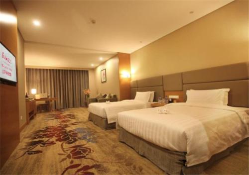 Un ou plusieurs lits dans un hébergement de l'établissement Ramada by Wyndham Beijing Airport