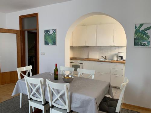 Kuchyň nebo kuchyňský kout v ubytování Apartments Čuljak Rab