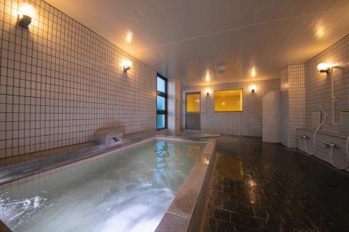 
a large swimming pool in a large room at Narita AIC Airport Hotel in Narita
