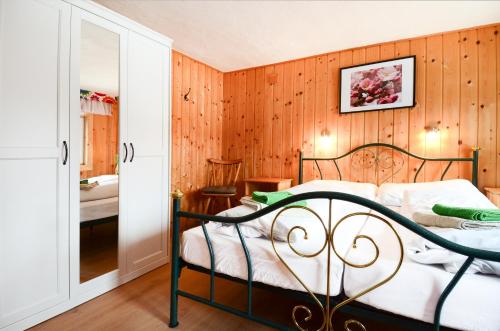 Säng eller sängar i ett rum på Ferienwohnung Bauernhaus Untermoas