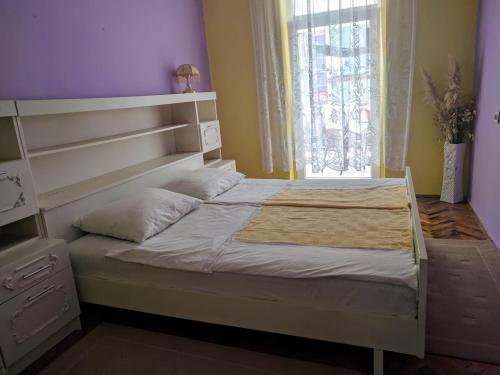 een bed in een kamer met een raam en een bed sidx sidx sidx bij Apartman prvi red do mora in Crikvenica