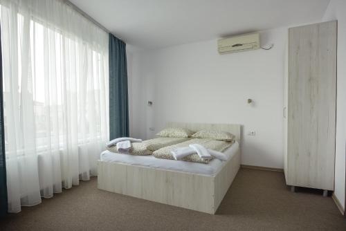 クルジュ・ナポカにあるCasa Verona Centruのベッドルーム(ベッド1台、窓付)