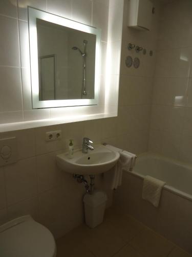 Ένα μπάνιο στο BTT Serviced Apartments