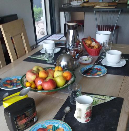 MornantにあるL'Olivierの果物盛り付きテーブル