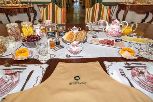 una mesa con un mantel con comida. en Quinta da Foz, en Foz do Arelho