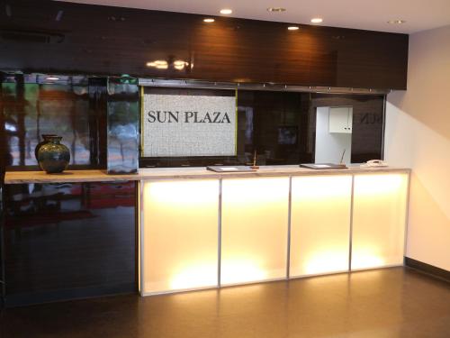 un mostrador con un letrero que lee Sun Plaza en Hotel Sun Plaza Sakai en Sakai